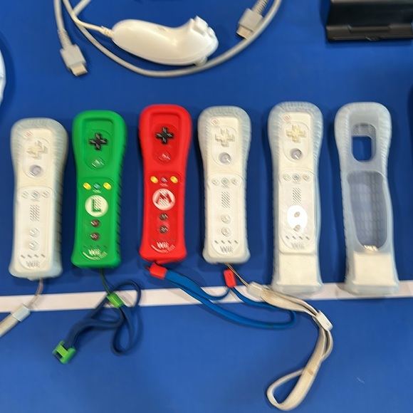 Working Wii U with 4+ controllers, sensor, steering wheels, game pad. - Picture 9 of 14